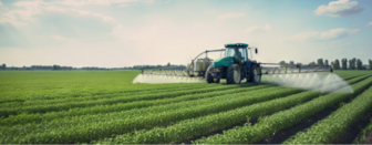 Ein Traktor besprüht ein Feld mit Glyphosat
