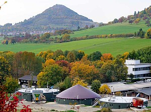 Blick von oben auf eine Landschaft mit den Gebäuden der Biogasanlage der Universität.