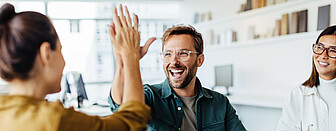 Kolleginnen arbeiten im Büro zusammen