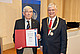 Rektor Dabbert überreicht die Ehrennadel an Prof. Hurle. | Uni Hohenheim/Winkler