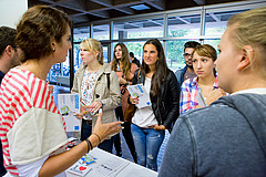 An den unterschiedlichen Informationsständen können sich die neuen Studierenden informieren | Bildquelle: Universität Hohenheim/Jan Winkler