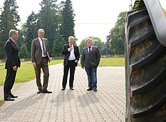 Im feierlichen Rahmen wurde der Mähdrescher an die Universität Hohenheim übergeben | Bildquelle: Universität Hohenheim / Frank Pieth