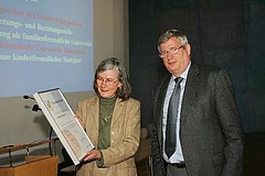 Übergabe des Zertifikats an Prof. Dr. Hans-Peter Liebig, Rektor der Universität Hohenheim