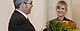 Ehrung mit Blumenstrauß: Olivia Fliehr, 1.000ste ERASMUS-Studentin der Universität Hohenheim und Prof. Dr. Andreas Pyka, Prorektor für Internationalisierung / Bildquelle: Uni Hohenheim