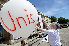 "Unis in Not": Rektor Prof. Dr. Stephan Dabbert, Studierendenvertreter Ibrahim Köran, Mittelbauvertreter Stefan Haffke und Personalratsvorsitzender Herbert Klotz versenden Hilferuf per Forschungsballon des Instituts für Meteorologie und Physik (Foto: Universität Hohenheim/EYB)