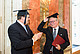Prof. Dr. Dr. hc. Manfred Bruhn mit Herrn Prof. Dr. Dirk Hachmeister bei der feierlichen Ehrung | Bildquelle: Universität Hohenheim / Oskar Eyb