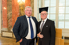 Prof. Dr. Dr. h.c. Manfred Bruhn (r.) und Prof. Dr. Dr. h.c. mult. Christian Homburg von der Universität Mannheim, der bei der Verleihung die Festrede hielt | Bildquelle: Universität Hohenheim / Oskar Eyb