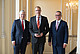 Der Rektor der Universität Prof. Dr. Dabbert mit dem Geehrten Prof. Dr. Karl Schmid und den Vorstand der Gips-Schüle-Stiftung Dr. Stefan Hofmann
