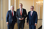 Der Rektor der Universität Prof. Dr. Dabbert mit dem Geehrten Prof. Dr. Karl Schmid und den Vorstand der Gips-Schüle-Stiftung Dr. Stefan Hofmann
