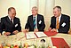 Freude über Vertragsunterzeichnung: Prof. Dr. Boonserm Cheva-Isarakul, Rektor Prof. Dr. Hans-Peter Liebig (Mitte), Dekan Prof. Dr. Thomas Jungbluth