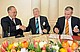 Vertrag perfekt: Prof. Dr. Boonserm Cheva-Isarakul, Rektor Prof. Dr. Hans-Peter Liebig (Mitte), Dekan Prof. Dr. Thomas Jungbluth