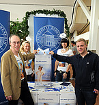 Prorektor Prof. Dr. Martin Blum und Jury-Mitglied Matthias Tisler am Aktionsstand (Foto: Uni Hohenheim/Eyb)