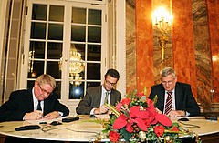Die Unterschriften werden unter den Vertrag gesetzt