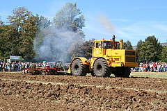 Ackerbolide made in Russia: Der Kirovets K 700 mit 245 PS beim Pflügen auf dem letzten Hohenheimer Feldtag. Foto: Deutsches Landwirtschaftsmuseum Hohenheim
