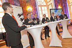In der Diskussionsrunde stellten sich Franz Untersteller und die Referenten Dipl.-Ing. Reiner Hagemann (Badische Stahlwerke GmbH), Prof. Dr. Martin Kreeb (Universität Hohenheim), Marco Ebert (Mack & Schühle AG) und Prof. Dr. Willfried Nobel (HfWU) den Fragen der Zuhörer. Bild: Universität Hohenheim/Dauphin In der Diskussionsrunde stellten sich Franz Untersteller und die Referenten Dipl.-Ing. Reiner Hagemann (Badische Stahlwerke GmbH), Prof. Dr. Martin Kreeb (Universität Hohenheim), Marco Ebert (Mack & Schühle AG) und Prof. Dr. Willfried Nobel (HfWU) den Fragen der Zuhörer. Bild: Universität Hohenheim/Dauphin