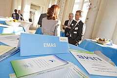 An Thementischen zu EMAS, Initiativen, Förderung und Green University konnten sich die Gäste informieren und austauschen. Bild: Universität Hohenheim/Dauphin