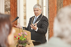 Prof. Dr. Stephan Dabbert, Rektor der Universität Hohenheim, bedankt sich bei dem Stifter / Bildquelle: Universität Hohenheim