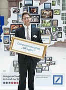 Malcolm Yadack mit der Auszeichnung zum Forschungsprojekt "SW-Agent" (Bild: Deutschland - Land der Ideen, Bernd Brundert)