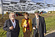 Einweihung Agri-PV-Forschungsanlage mit Staatssekretärin Sabine Kurtz (Mitte), Rektor Christoph Schneider (rechts), Dekan der Fakultät Agrarwissenschaften Ralph Vögele | Bildquelle: Universität Hohenheim / Thomas Klink