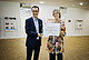 Agrarminister Cem Özdemir und Prof. Dr. Eva Gallmann vonn der Uni Hohenheim bei der Übergabe der Förderurkunde | Foto: BMEL/Photothek