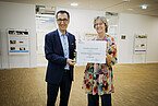 Agrarminister Cem Özdemir und Prof. Dr. Eva Gallmann vonn der Uni Hohenheim bei der Übergabe der Förderurkunde | Foto: BMEL/Photothek