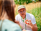 Prof. Dr. Georg Petschenka erklärt Schüler:innen die Welt der Insekten. | Bildquelle: Universität Hohenheim / Florian Gerlach Prof. Dr. Georg Petschenka erklärt Schüler:innen die Welt der Insekten. | Bildquelle: Universität Hohenheim / Florian Gerlach