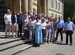 Gruppenbild bei strahlendem Sonnenschein vor dem Hohenheimer Schloss.