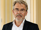 Für eine sechste Amtszeit als Prorektor für Internationalisierung bestätigt: Prof. Dr. Andreas Pyka. | Bildquelle: Universität Hohenheim / Carmen Moosmann