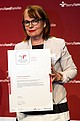 Johanna Lembens-Schiel nimmt die Urkunde entgegen