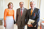 Bundesminister Christian Schmidt mit Prof. Dr. Jungbluth und Gattin | Bildquelle: Bundesministerium für Ernährung und Landwirtschaft, Universität Hohenheim / Sacha Dauphin