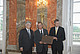 Im Beisein von Rektor Prof. Dr. Stephan Dabbert (l.) übergibt Prof. Dr. Karlheinz Köller (r.) Dr. Klaus Herrmann (Mitte) eine bronzene Gedenktafel. Sie soll im Max-Eyth-Saal des Deutschenlandwirtschaftsmuseums an den verdienten Leiter erinnern.
