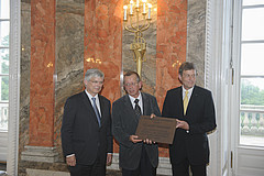 Im Beisein von Rektor Prof. Dr. Stephan Dabbert (l.) übergibt Prof. Dr. Karlheinz Köller (r.) Dr. Klaus Herrmann (Mitte) eine bronzene Gedenktafel. Sie soll im Max-Eyth-Saal des Deutschenlandwirtschaftsmuseums an den verdienten Leiter erinnern.