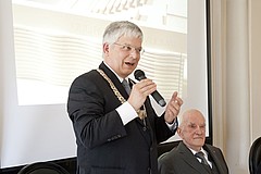 Rektor Prof. Dr. Stephan Dabbert dankt dem Ehrensenator für seine langjährigen Verdienste für die Universität Hohenheim (Foto: Universität Hohenheim/Winkler)