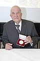 Ehrensenator Otto Rettenmaier mit der goldenen Medaille der Universität Hohenheim (Foto: Universität Hohenheim/Winkler)