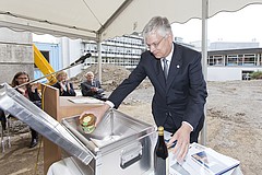 Rektor Stephan Dabbert steuerte Wein, Honig, Broschüren und einen Vorlesungsplan der Universität zur Grundsteinlegung bei (Foto: Universität Hohenheim/Winkler)