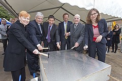 Symbolisches Klopfen bei der Grundsteinlegung (Foto: Universität Hohenheim/Winkler)