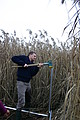 Dr. Lamers beim Aufbau der Messstation. Foto: Universität Hohenheim