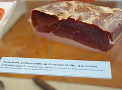 Auch beim Thema Haltbarkeit von Wurst und Fleisch sind Nitrat und Nitrit nicht wegzudenken