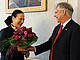 Rektor Stephan Dabbert gratuliert Marion Johannsen. Bild: Universität Hohenheim