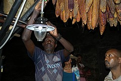 Erleuchtung: Biogas-Lampe im Einsatz