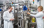 Alternative zu Erd- und Palmöl-Produkten: In der Bioreaktoranlage von Prof. Dr. Rudolf Hausmann produziert die Universität Hohenheim dank spezieller Bakterienstämme bereits Biotenside aus Materialien wie Holz. (Für Pressebild: Bitte kontaktieren Sie presse@uni-hohenheim.de) | Foto: Universität Hohenheim / Zentsch Alternative zu Erd- und Palmöl-Produkten: In der Bioreaktoranlage von Prof. Dr. Rudolf Hausmann produziert die Universität Hohenheim dank spezieller Bakterienstämme bereits Biotenside aus Materialien wie Holz. (Für Pressebild: Bitte kontaktieren Sie presse@uni-hohenheim.de) | Foto: Universität Hohenheim / Zentsch