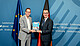 Federal Minister Cem Özdemir (r.) receives the new report of the Scientific Advisory Board for Agricultural Policy, Food, and Consumer Protection (WBAE) from the Chairman of the Advisory Board Prof. Dr. Achim Spiller on December 8, 2023. | Image source: BMEL