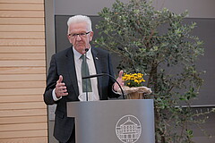 Forschende müssen heute ihre Erkenntnisse aktiv verbreiten, um gegen Desinformation und Propaganda zu bestehen: So lautete eine zentrale Forderung in der Grundsatzrede des scheidenden Ministerpräsidenten Winfried Kretschmann an der Universität Hohenheim. Bild: Uni Hohenheim/Florian Gerlach