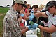 Studierende nehmen Blattproben auf einem Versuchsfeld. Foto: Universität Hohenheim