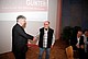 Rektor Dabbert gratuliert für die jahrelange gute Arbeit.