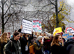 Mit Trillerpfeifen und Protestrufen bewegt sich der Protestzug quer über den Campus. | Bildquelle: Universität Hohenheim / Florian Leonhardmair