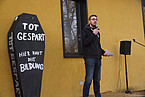 Hauke Delfs, Präsident des Hohenheimer Studierendenparlaments, bei der Kundgebung vor der Thomas-Müntzer-Scheuer. | Bildquelle: Universität Hohenheim / Florian Leonhardmair