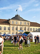 Am Samstag, 5. Juli 2025, ist es wieder so weit: Die Universität Hohenheim lädt ein zum Tag der offenen Tür. | Bildquelle: Universität Hohenheim / Florian Gerlach (KI verändert)