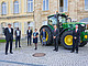 Dr. sc. agr. honoris causa für Markwart von Pentz (2. v.r.). Außerdem im Bild (v.l.): Prof. Dr. Karlheinz Köller (ehem. Fg. Verfahrenstechnik in der Pflanzenproduktion), Ferdinand Adu-Baffour (Doktorand), Nicolas Schmid (Doktorand), Prof. Dr. Regina Birner (Fg. Sozialer und institutioneller Wandel in der landwirtschaftlichen Entwicklung), Florian Schmitt (Hohenheimer Absolvent) und Karlheinz Detzler (Geschäftsführer Förderverein Deutsches Landwirtschaftsmuseum e.V.) | Bildquelle: Universität Hohenheim / Jan Winkler