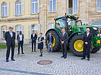 Dr. sc. agr. honoris causa für Markwart von Pentz (2. v.r.). Außerdem im Bild (v.l.): Prof. Dr. Karlheinz Köller (ehem. Fg. Verfahrenstechnik in der Pflanzenproduktion), Ferdinand Adu-Baffour (Doktorand), Nicolas Schmid (Doktorand), Prof. Dr. Regina Birner (Fg. Sozialer und institutioneller Wandel in der landwirtschaftlichen Entwicklung), Florian Schmitt (Hohenheimer Absolvent) und Karlheinz Detzler (Geschäftsführer Förderverein Deutsches Landwirtschaftsmuseum e.V.) | Bildquelle: Universität Hohenheim / Jan Winkler Dr. sc. agr. honoris causa für Markwart von Pentz (2. v.r.). Außerdem im Bild (v.l.): Prof. Dr. Karlheinz Köller (ehem. Fg. Verfahrenstechnik in der Pflanzenproduktion), Ferdinand Adu-Baffour (Doktorand), Nicolas Schmid (Doktorand), Prof. Dr. Regina Birner (Fg. Sozialer und institutioneller Wandel in der landwirtschaftlichen Entwicklung), Florian Schmitt (Hohenheimer Absolvent) und Karlheinz Detzler (Geschäftsführer Förderverein Deutsches Landwirtschaftsmuseum e.V.) | Bildquelle: Universität Hohenheim / Jan Winkler
